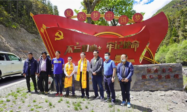 尊龙凯时集团党委书记、董事长任丁率队赴麻格同村推进对口帮扶工作