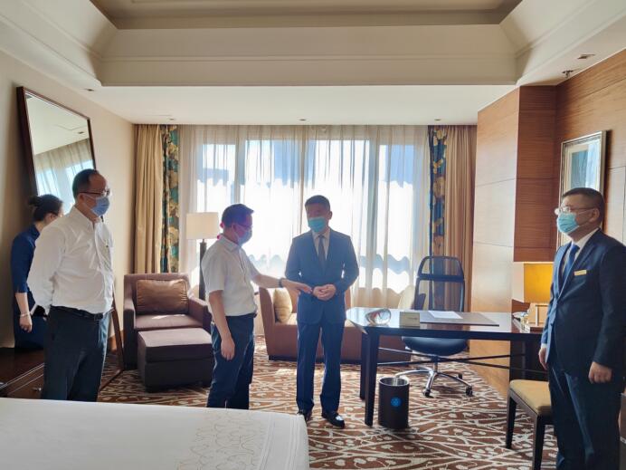 集团党委委员、董事郑贵林检查指导酒店疫情防控和防汛工作