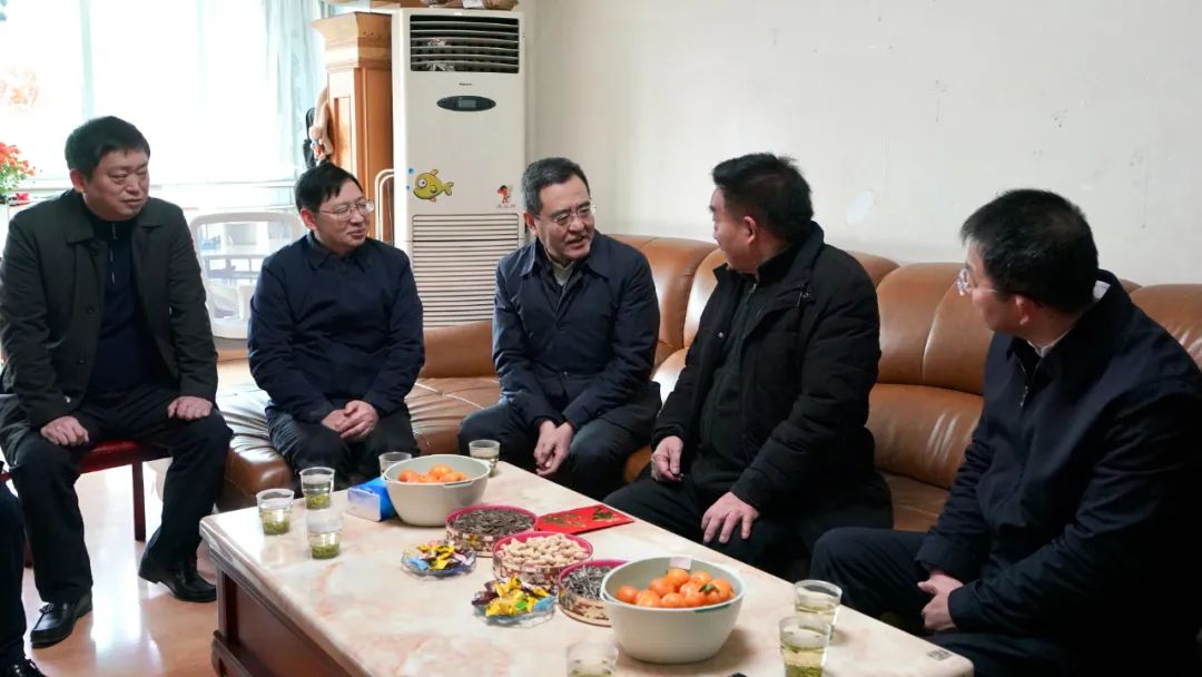 省国资委党委书记、主任冯文生等领导走访慰问省尊龙凯时集团老党员、老干部