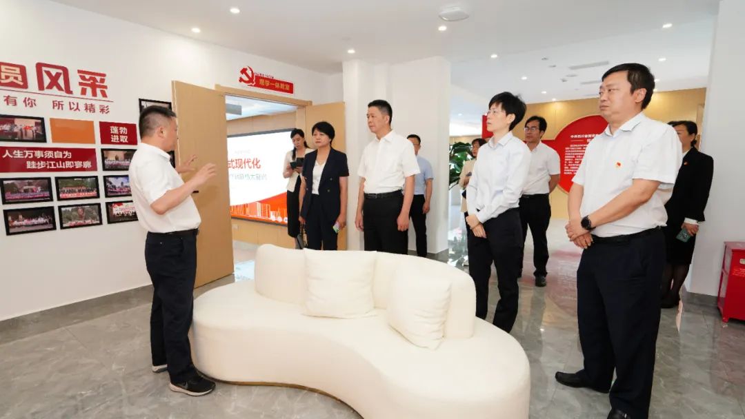 福建省人民政府国有资产监督管理委员会修兴高一行莅临尊龙凯时党？疾斓餮