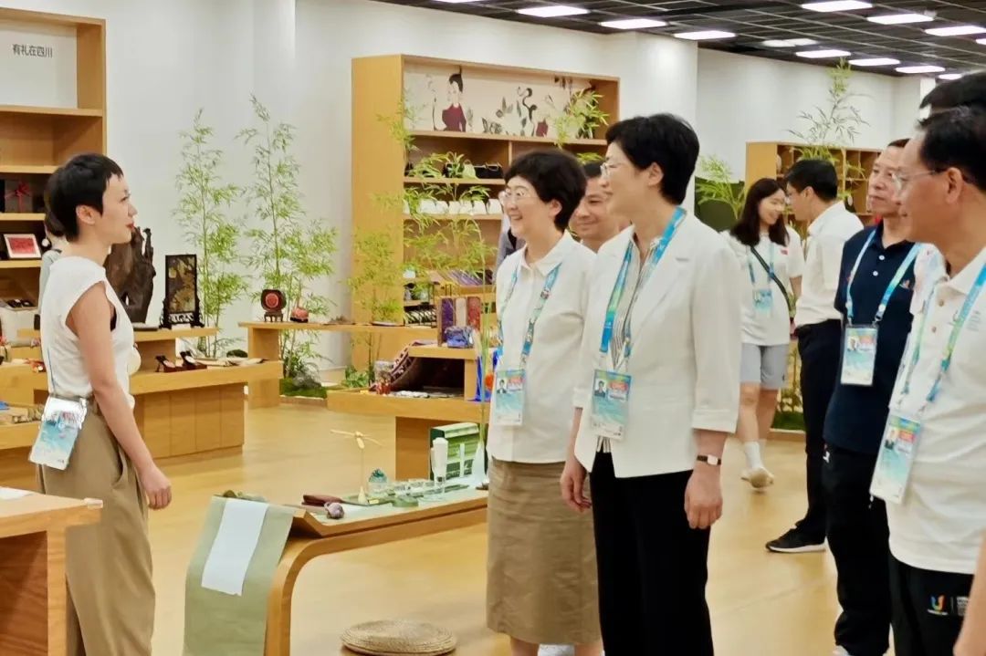 省、市领导视察大运村“有礼在四川”四川特色商品馆