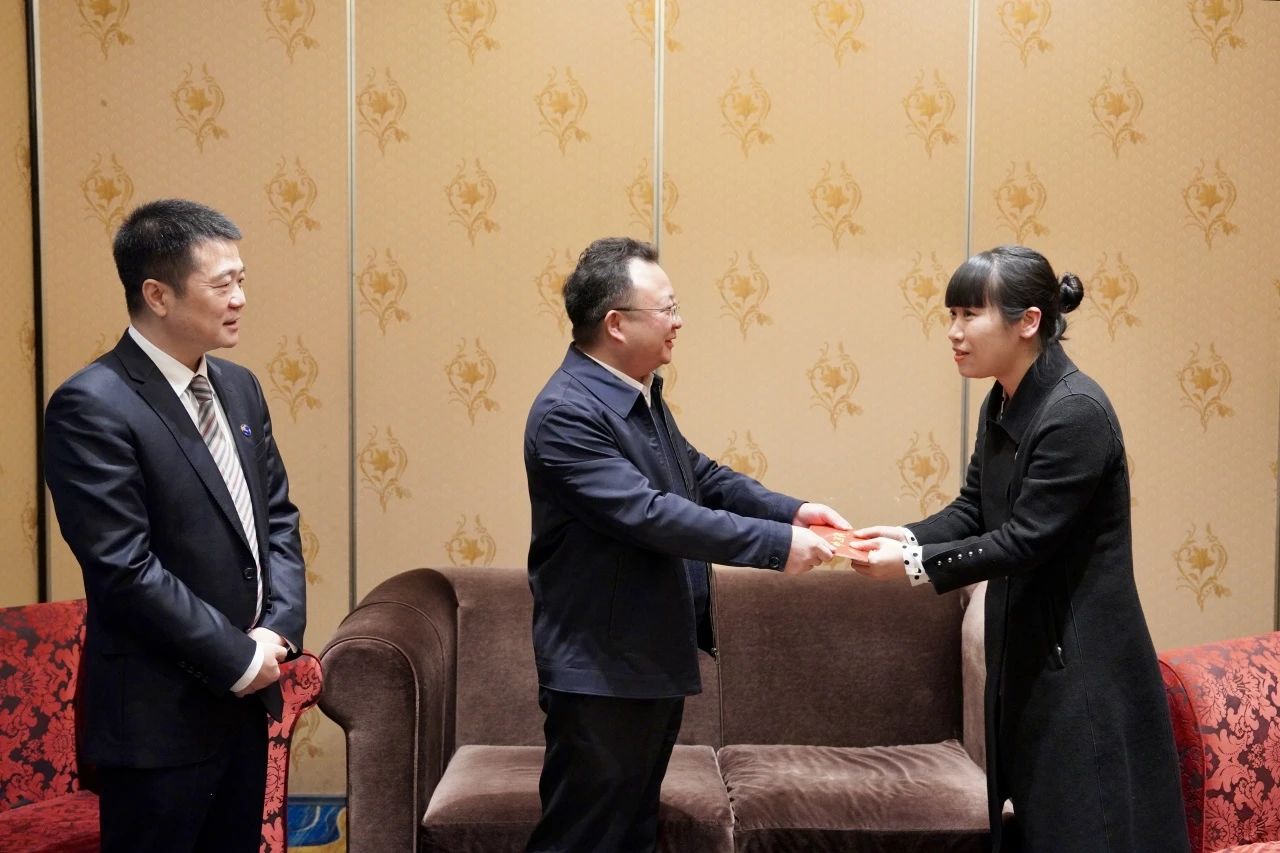 省国资委党委委员、副主任何政一行走访慰问省尊龙凯时集团生活困难党员