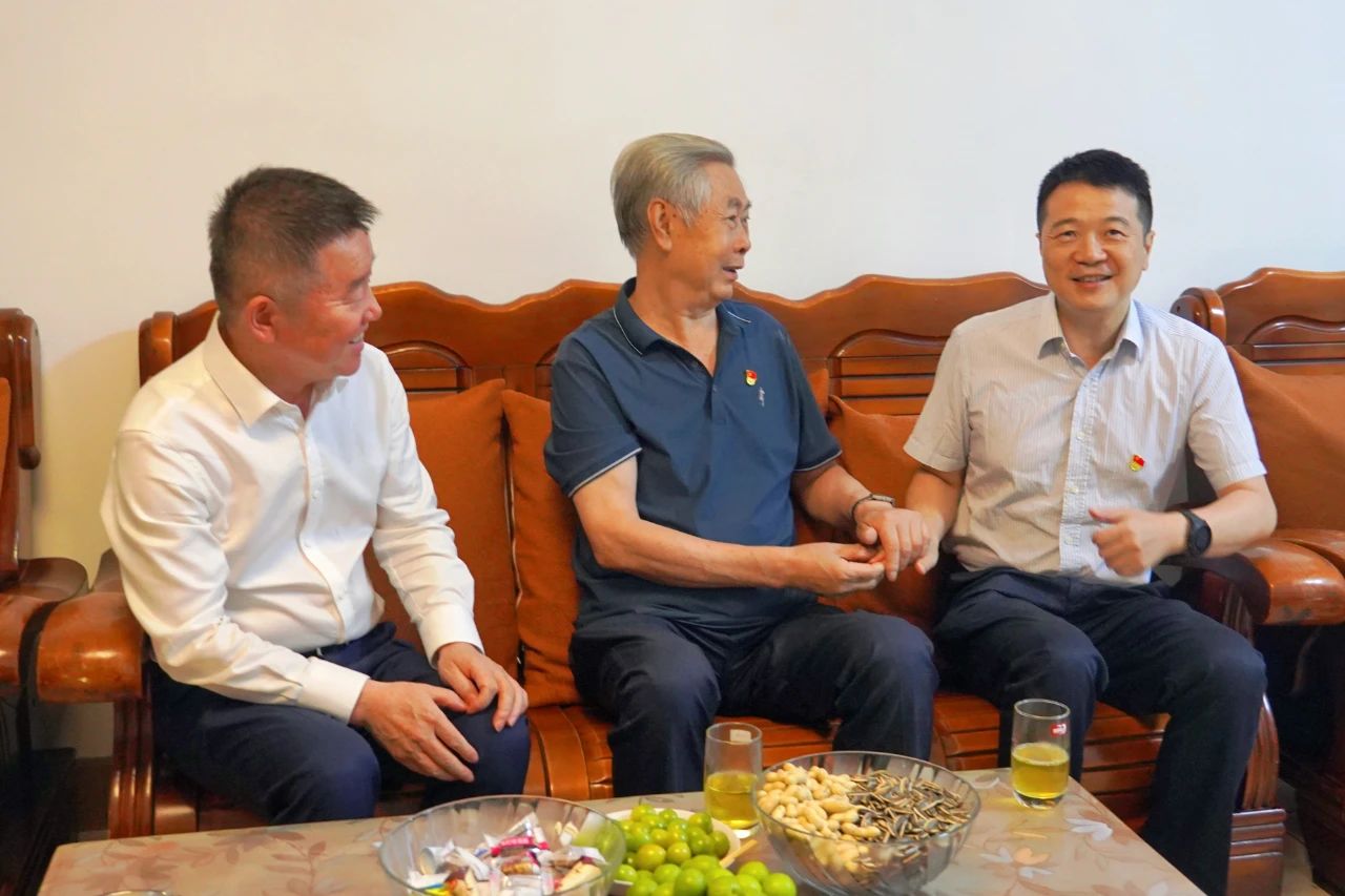 省尊龙凯时集团党委书记、董事长游勇开展“七一”走访