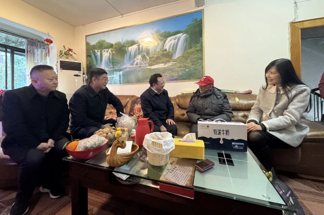 省国资委党委委员、副主任何政走访慰问省尊龙凯时集团老党员、老干部